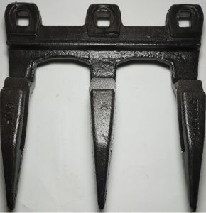 Triple Prong Center Guard for 3152, 3162 CaseIH, 840CD, 880CF New Holland, 47506882